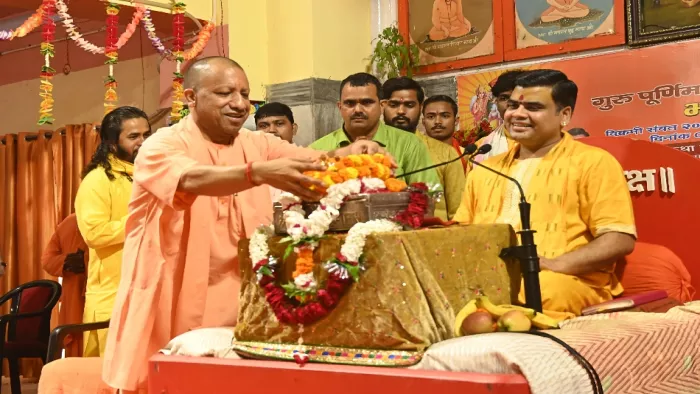 गोरखनाथ मंदिर में आयोजित श्रीराम कथा में व्यासपीठ का पूजन करते मुख्यमंत्री योगी आदित्यनाथ। सौ. मंदिर