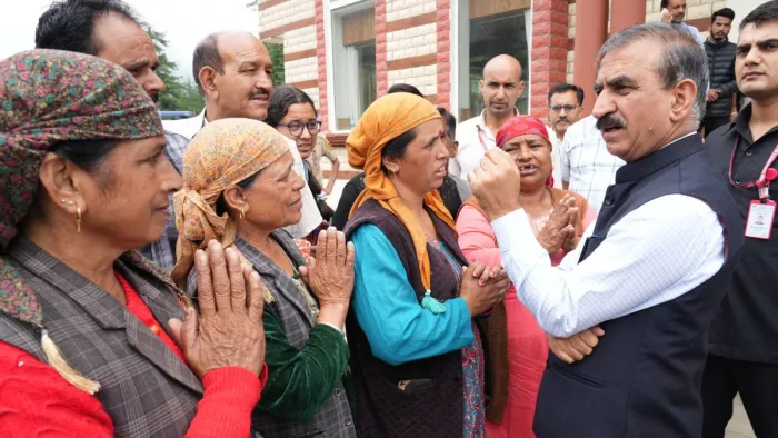 मंडी के सराज में आपदा पीड़ितों से संवाद करते मुख्यमंत्री सुक्खू।