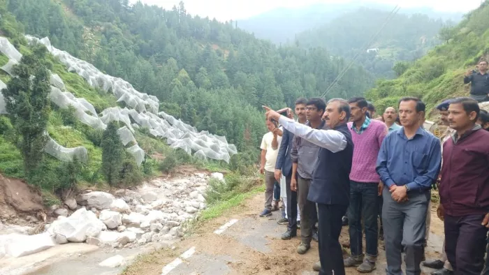 सराज दौरे के दौरान आपदाग्रस्त क्षेत्र का मुआयना करते सीएम सुक्खू।