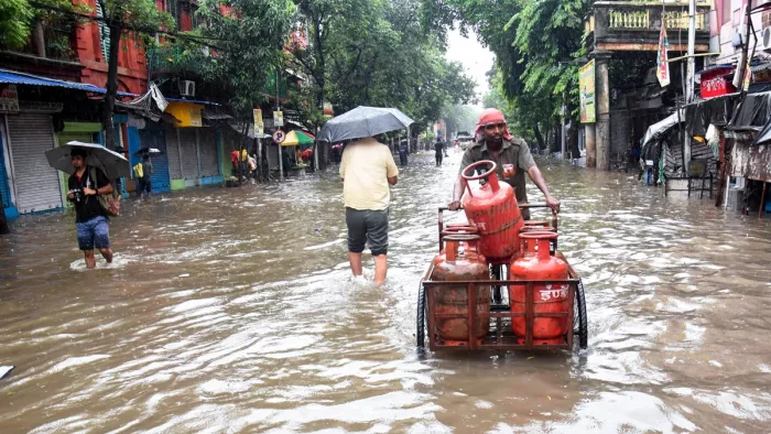 दिल्ली-यूपी में जमकर हो रही बारिश से जनजीवन प्रभावित (फोटो- एएनआई)