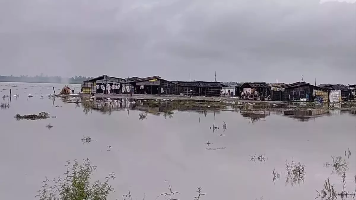 Jamshedpur News: लगातार बारिश से कई घरों के पानी में डूबने का खतरा, कई परिवार हुए बेघर