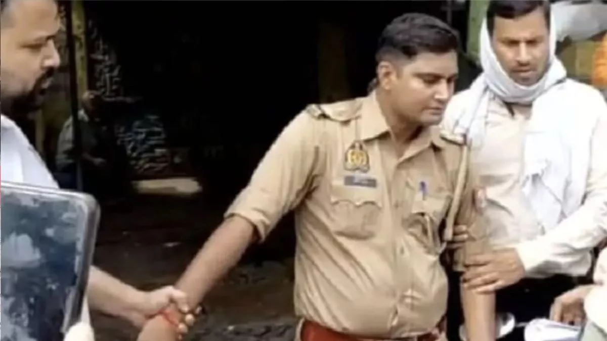 15 हजार रुपये र‍िश्वत लेते रंगे हाथ दबोचा गया यूपी पुल‍िस का दारोगा, एंटी करप्‍शन टीम की कार्रवाई से मचा हड़कंप