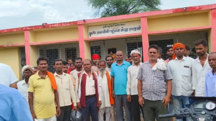 निशुल्क बीज के नाम पर किसानों से अवैध वसूली का भंडाफोड़। जागरण फोटो