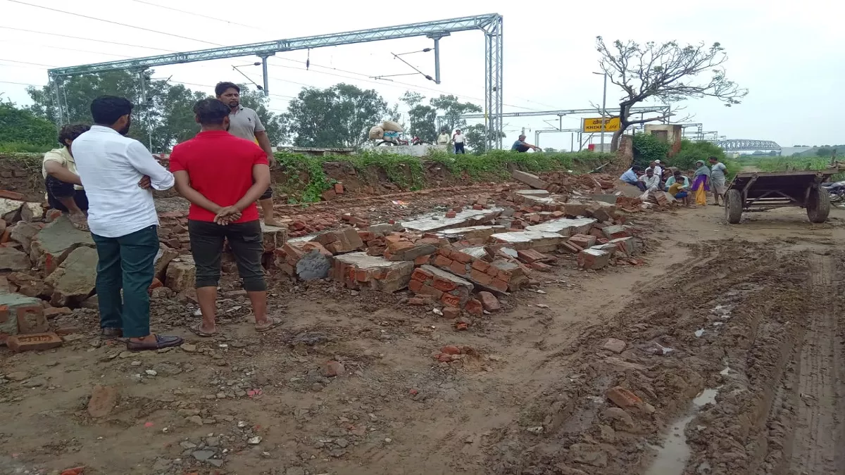 Baghpat News : मूसलधार बरसात में भरभराकर गिरी खेकड़ा रेलवे स्टेशन के प्लेटफार्म की दीवार, दहशत में आए लोग