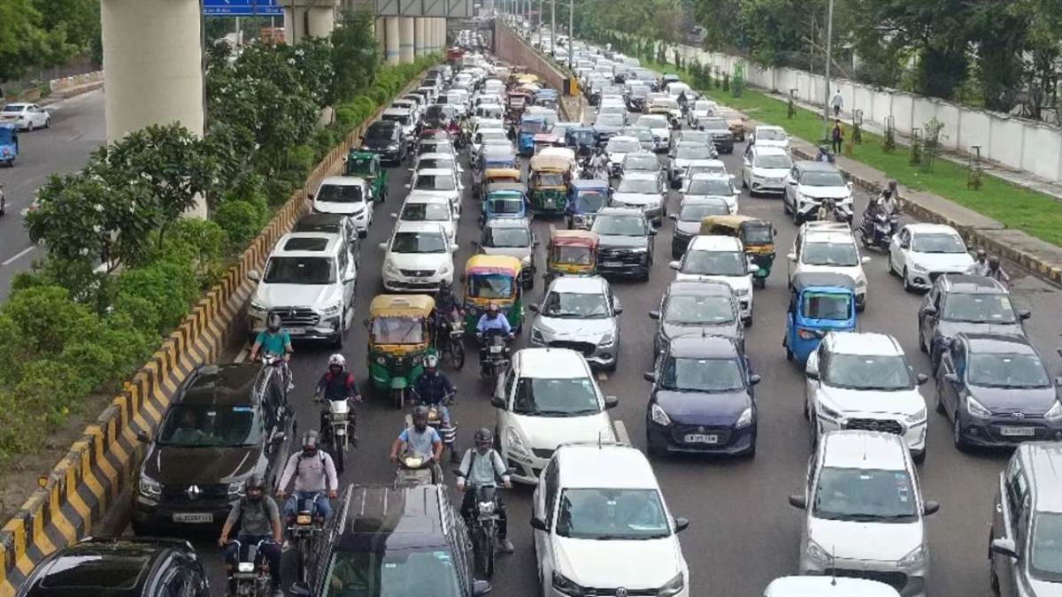 https://www.jagranimages.com/images/newimg/10072025/10_07_2025-noida_traffic_01969_23980385.jpg