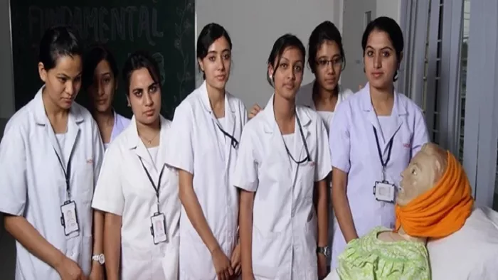 झारखंड हाई कोर्ट ने रिम्स की नर्सों की सेवा नियमित करने का आदेश दिया है।