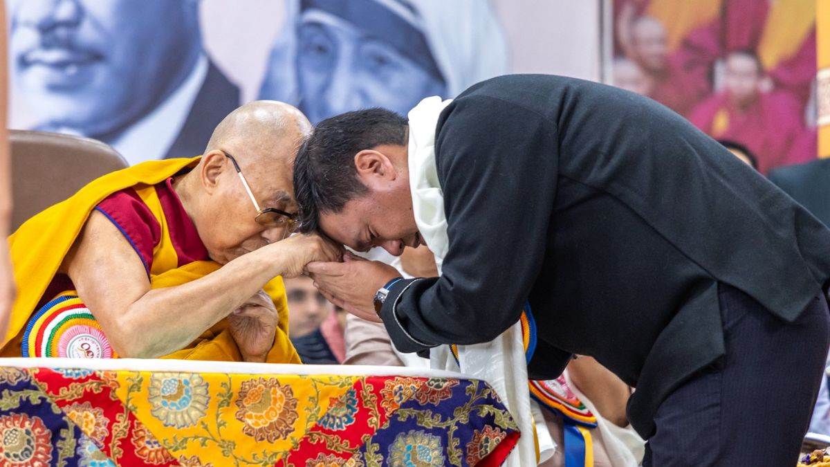 https://www.jagranimages.com/images/newimg/10072025/10_07_2025-pema_khandu_dalai_lama_23980810.jpg