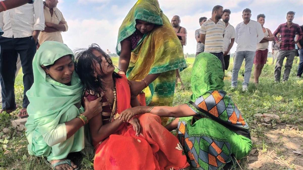 deoria youth found hanging in madanpur police investigating
