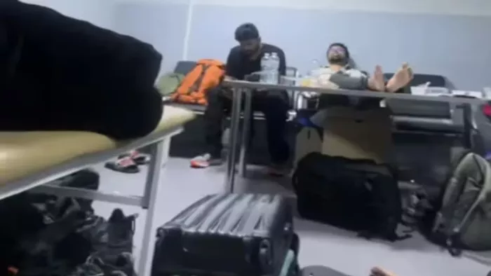 मॉस्को एयरपोर्ट पर भारतीय पर्यटकों के साथ दुर्व्यवहार (फोटो सोर्स- सोशल मीडिया)