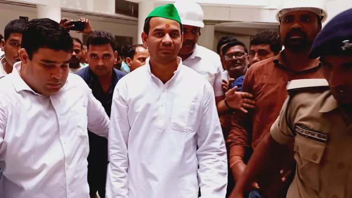 गुरुवार को महुआ पहुंचे तेज प्रताप यादव। (जागरण)