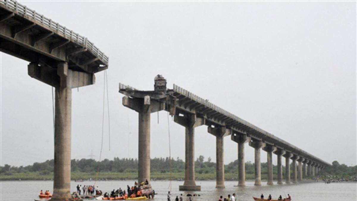 https://www.jagranimages.com/images/newimg/10072025/10_07_2025-vadodara_bridge_collapse_23980696.jpg