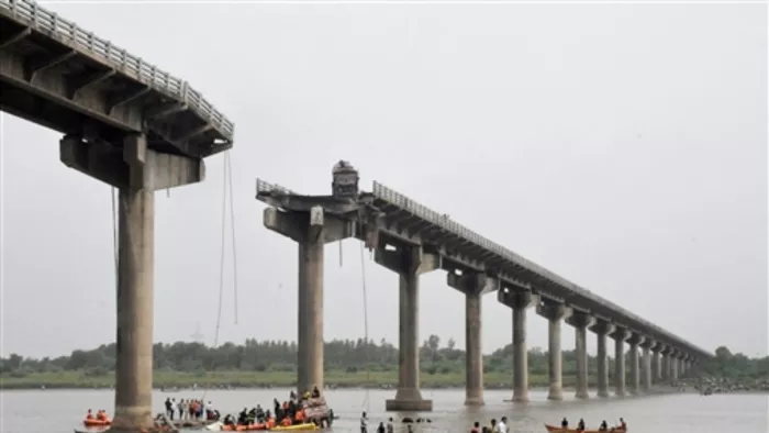 लखन दरबार और अधिकारी के बीच बातचीत का ऑडियो क्लिप वायरल हो रहा है (फोटो: रॉयटर्स)