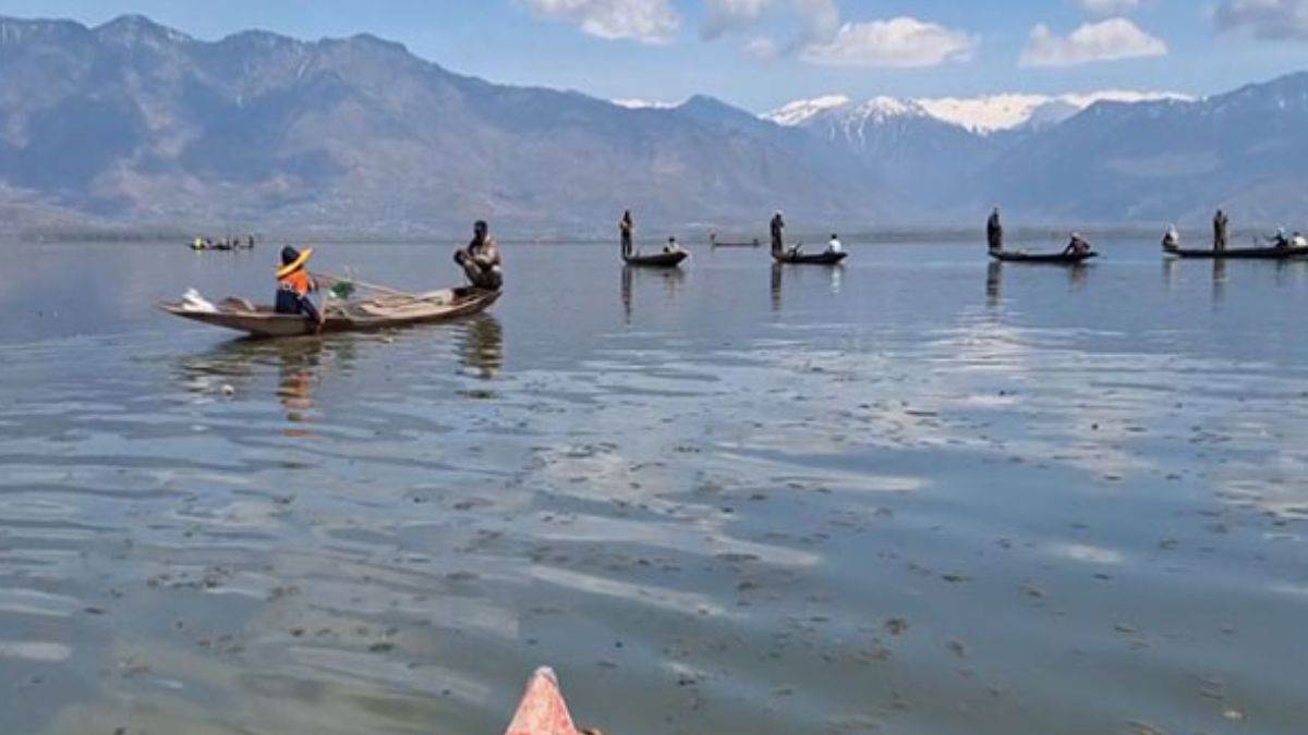 https://www.jagranimages.com/images/newimg/10072025/10_07_2025-wular_lake_1_23980866.jpg