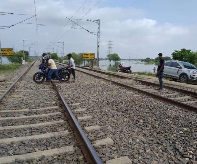 जमालपुर-भागलपुर रेल सेक्शन के ऋषिकुंड से लेकर कल्याणपुर तक लोग ट्रैक क्रास कर रहे हैं।