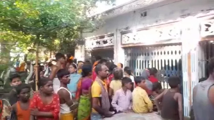 दोनों मंदिरों के पास लोगों की भीड़ जुट गई है। फोटो: जागरण