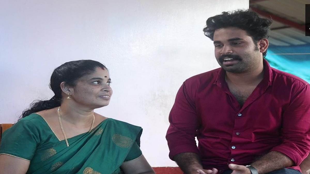 Kerala PSC Exam: बेटे विवेक के साथ मां बिंदु (फोटो एएनआई)