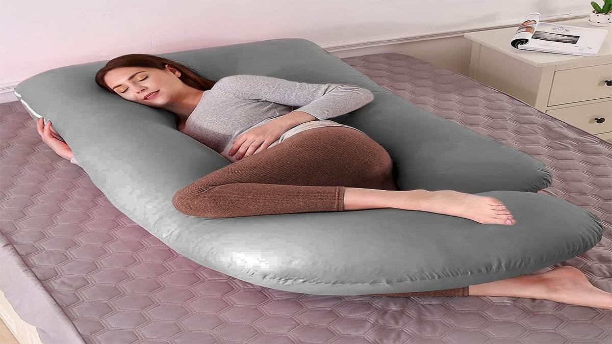 Pregnancy Pillow: प्रेग्नेंसी के दौरान सोने और कमर दर्द की तकलीफ से छुटकारा के लिए खरीदें प्रेग्नेंसी पिलो