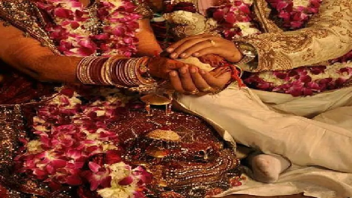 कर्नाटक: नाबालिग बेटी की शादी कराने पर नपे परिवारवाले, दूल्हा और पुजारी पर भी केस दर्ज