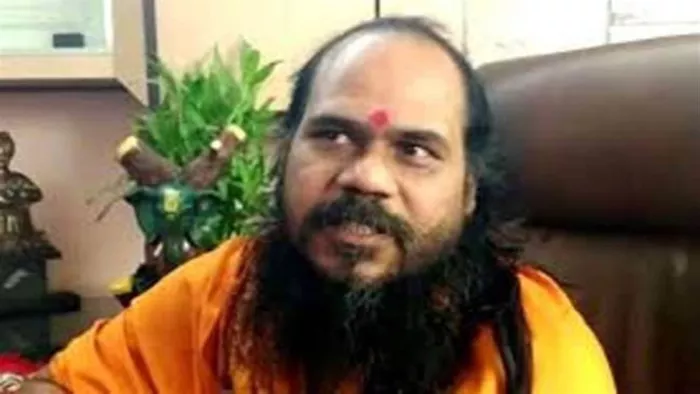 ग्वालियर पुलिस ने सोमवार रात मशहूर मिर्ची बाबा को गिरफ्तार कर लिया है।