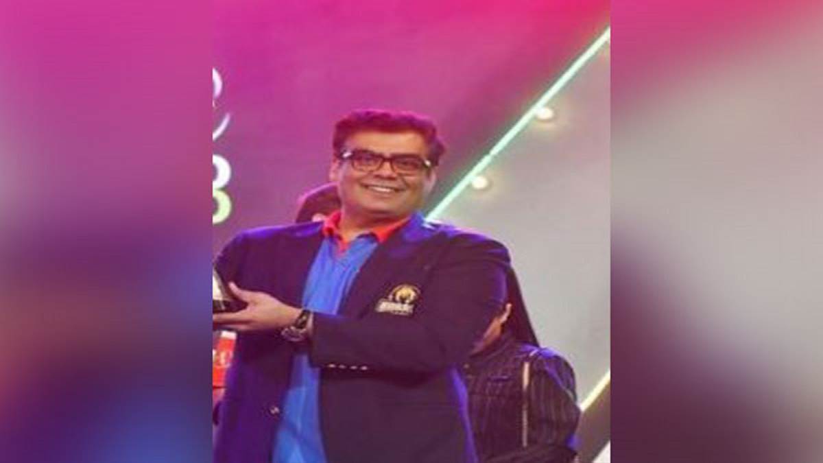 pakistan tv channel founder anchor booked for sedition pemra issues show cause notice