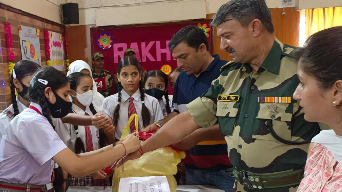 Jammu Kashmir: नन्हीं बहनों ने बीएसएफ अधिकारियों व जवानों की कलाई पर बांधा प्यार का सूत्र