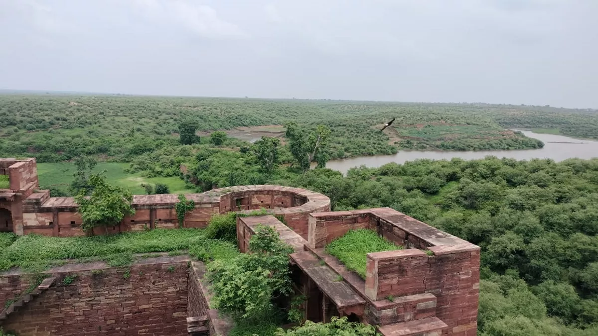 नाहरगढ़ जैसा खूबसूरत किला है आगरा के पास, दीवारें ही 20 फीट चौड़ी, चला सकते हैं उन पर बाइक, देखें तस्वीरें