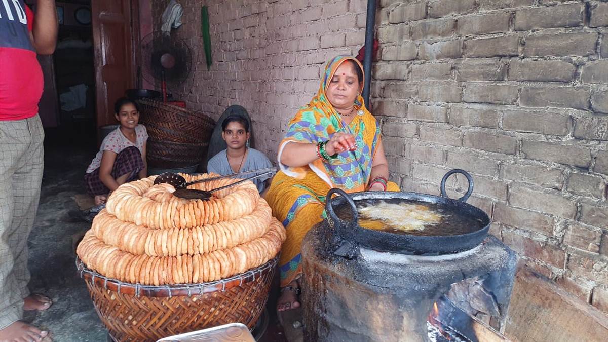 जौनपुर में सिकरारा के लालाबाजार अनरसा बना रही महिला।