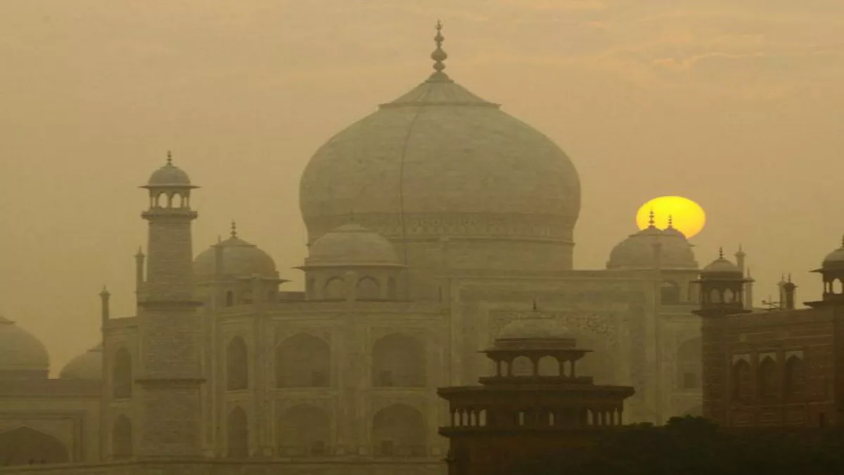 Taj Mahal: ताजमहल में बुर्जी दिखेगी अब संवरी−संवरी, एएसआइ ने शुरू कराया काम