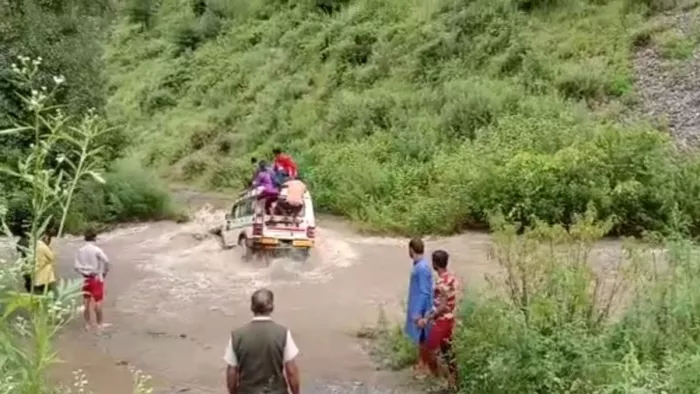 Uttarkashi News: उत्तरकाशी में ग्रामीण जान जोखिम में डालकर उफनती नदी को पार कर रहे हैं।