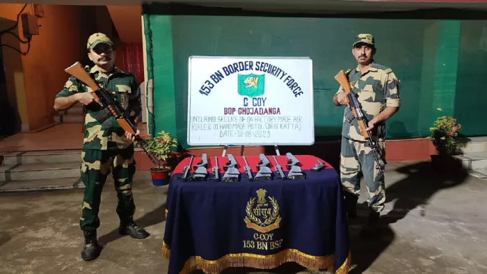बंगाल में बीएसएफ ने हथियारों की तस्करी को विफल करते हुए चार एयर राइफल और एक देशी पिस्टल जब्त किया।