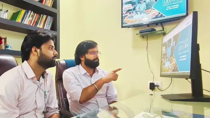 अपने कार्यालय में डिजिटल उड़ान मुहिम पर कार्य करते राहुल और विशाल। -जागरण