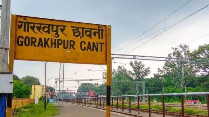 रेलवे क्रासिंग पार कर कैंट स्टेशन पहुंचते हैं यात्री। -जागरण