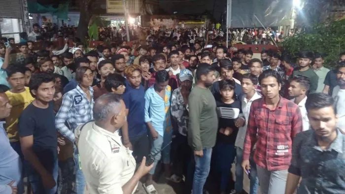 आपत्तिजनक पोस्ट करने वाली लड़की को गिरफ्तार करने की मांग