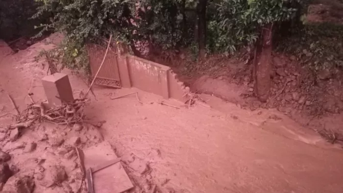 पपड़ियान में बादल फटने से तबाही, गांव में घुसा मलबा
