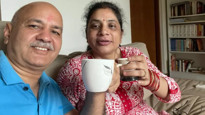 Manish Sisodia News: पत्नी के साथ अपने सोशल मीडिया पर पोस्ट की फोटो। फोटो-सिसोदिया एक्स
