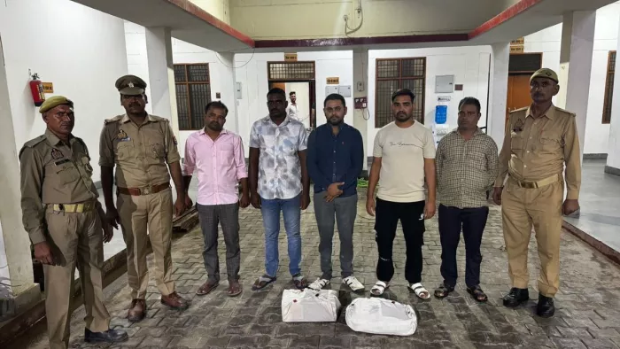 आगरा सिकंदरा के बाईपुर से गिरफ्तार भ्रूण लिंग परीक्षण करने वाले गैंग के सदस्य। सौजन्य: पुलिस
