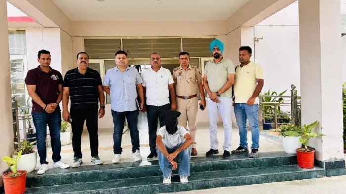 करनाल में निजी अस्पताल के बाहर फायरिंग करने का आरोपित जश्न पुलिस की गिरफ्त में। पुलिस पीआरओ।