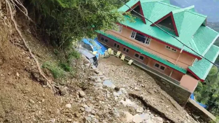 प्रदेश में 128 सड़कें बंद और एक हजार करोड़ का नुकसान