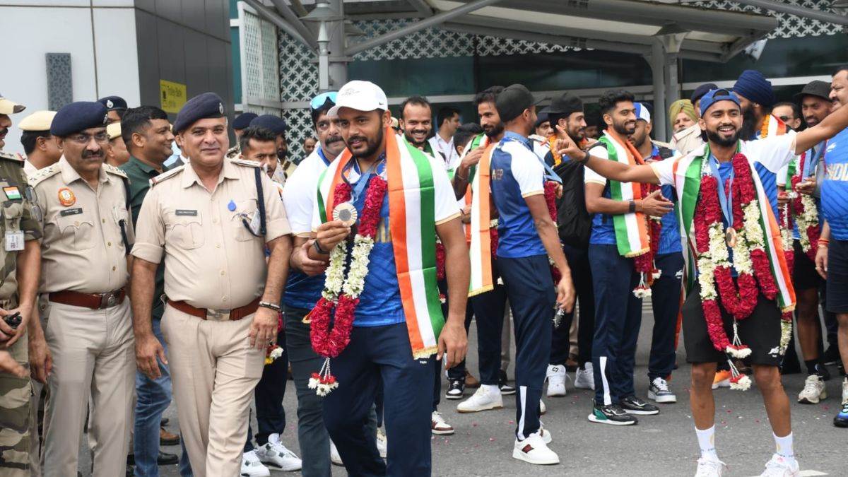 https://www.jagranimages.com/images/newimg/10082024/10_08_2024-hockey_team_23775566.jpg