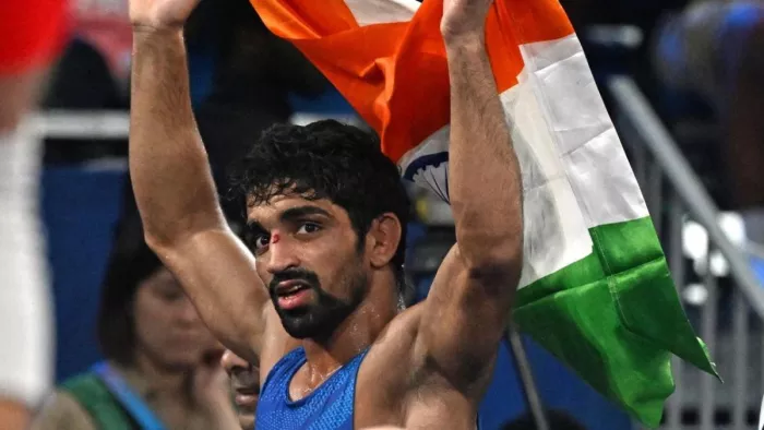 अमन की जीत पर खुशी से झूम उठे साथी पहलवान और कोच