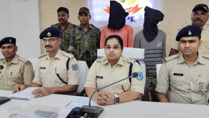 गिरफ्तारी होने की जानकारी देती पुलिस अधीक्षक