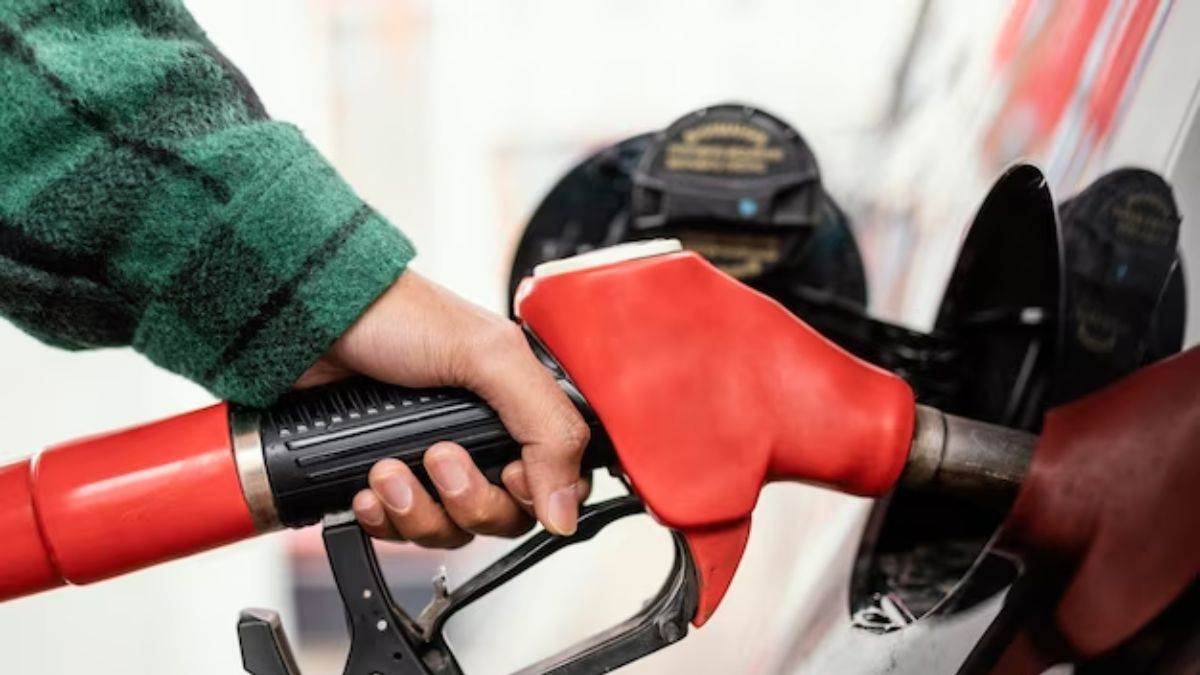 https://www.jagranimages.com/images/newimg/10082024/10_08_2024-refueling_23775696.jpg