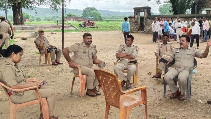 सोनभद्र: दुद्धी क्षेत्र के रजखड़ गांव में तैनात पुलिस। जागरण