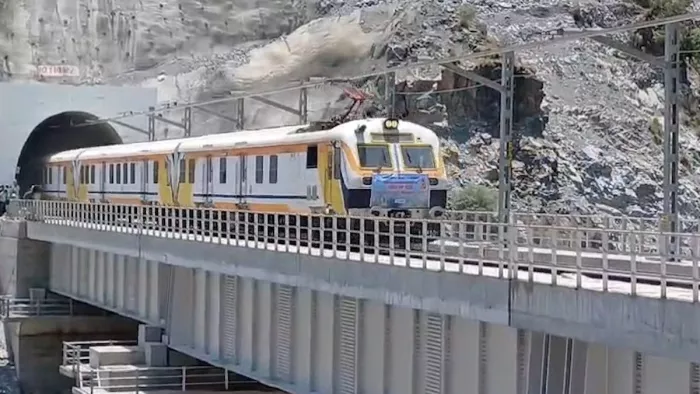 रेल परिचालन शुरू करने के लिए रेलवे सुरक्षा आयुक्त का दूसरा तकनीकी निरीक्षण (जागरण फोटो)