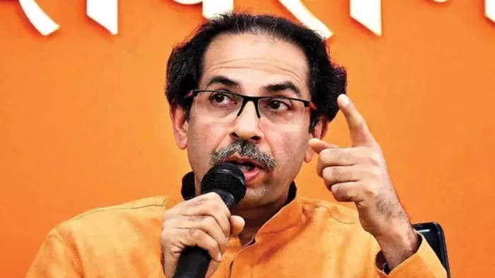 मनसे कार्यकर्ताओं ने उद्धव के काफिले पर फेंके टमाटर और नारियल