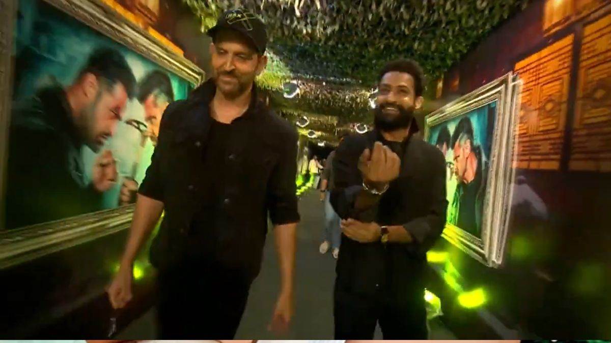 war 2 pre release event hrithik roshan and jr ntr first public appearance together video viral
