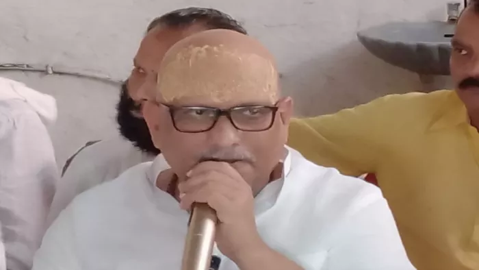 अजय राय ने कहा कि चाेरी और बेइमानी से चुनाव जीतकर नरेन्द्र मोदी प्रधानमंत्री बने हैं।
