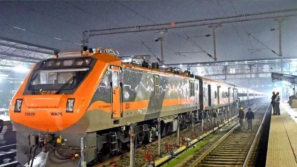 UP: ट्रेन की गेट पर खड़े युवक पर झपट्टा मारकर छीना मोबाइल, गोरखधाम एक्सप्रेस से नीचे गिरा यात्री