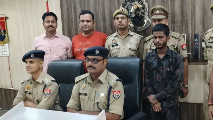 बंदी संकेत यादव आगरा के एसएन से फरार हो गया, काली शर्ट में। फाइल फोटो