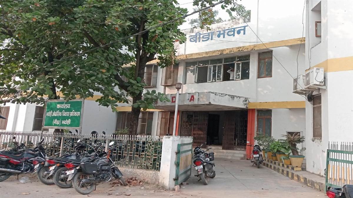 https://www.jagranimages.com/images/newimg/10082025/10_08_2025-bhadohi2_24009281.jpg